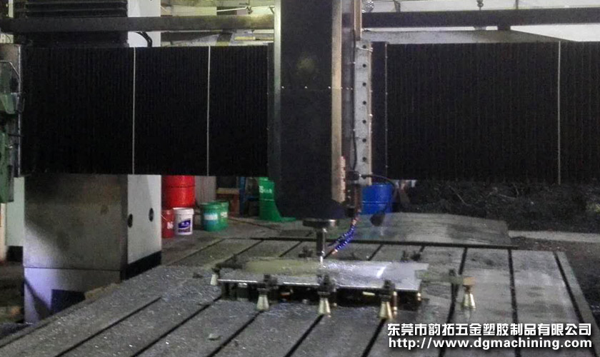 大型數(shù)控龍門銑機械加工操作人員需注意什么？